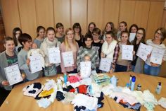 Die 18 Teilnehmerinnen des DRK-Babysitterkurses Heiligenhafen können per Diplom ihre Kenntnisse und Fähigkeiten belegen. (Foto: Elvira Behnk)