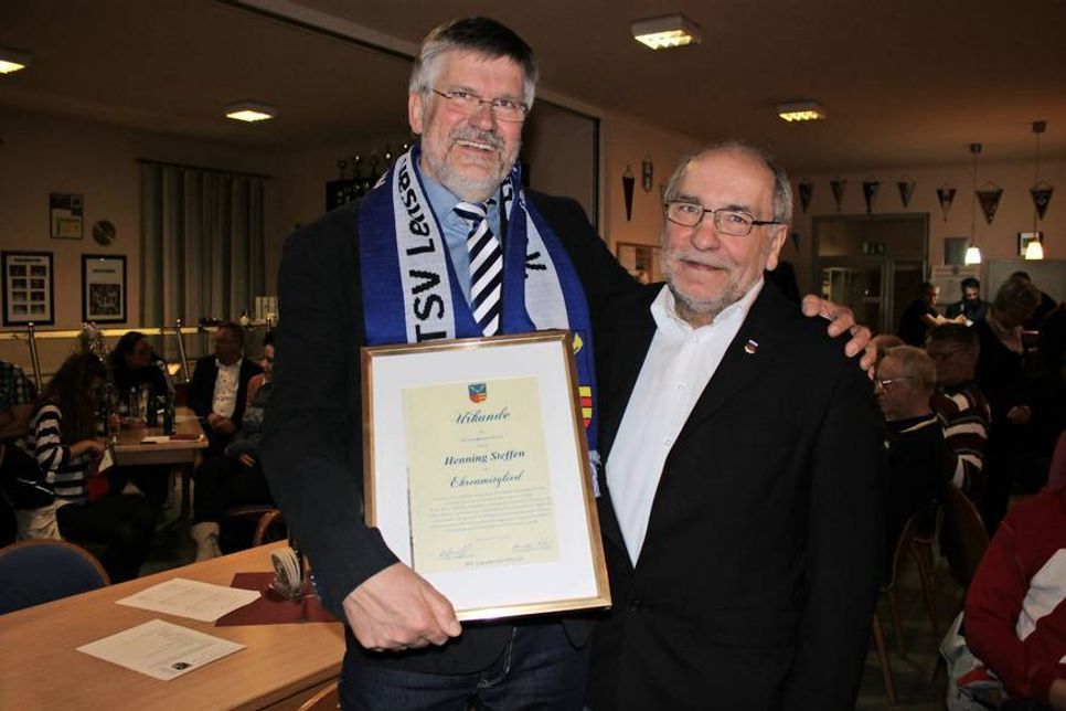 1. Vorsitzender Wolfgang Prehn (re.) gratulierte Henning Steffen zur Ernennung als Ehrenmitglied.