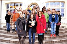 Die Klasse 6a an der GGS-Strand hat über 500 Euro für Flüchtlingskinder gesammelt und mit Klassenlehrerin Gabriele Lamprecht (vo. re.) an Bürgermeisterin Hatice Kara (Mi.) und Migrationsbeauftragte Mareike Baum übergeben. (Foto: Kleinschmidt)