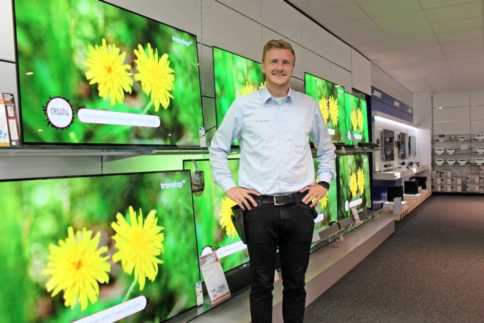 Michael Warstatis, Leiter der TV-Abteilung bei expert in Neustadt, berät die Kunden gern.