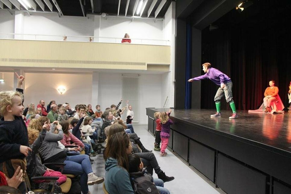 Siegfried auf der Suche nach Kindern, die ihm helfen, den Drachen zu besiegen.