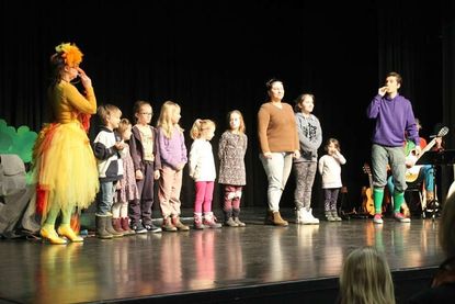 Eine Mini-Kinderuni zum Mitmachen: An Freiwilligen aus dem Publikum mangelte es am vergangenen Samstag nicht.