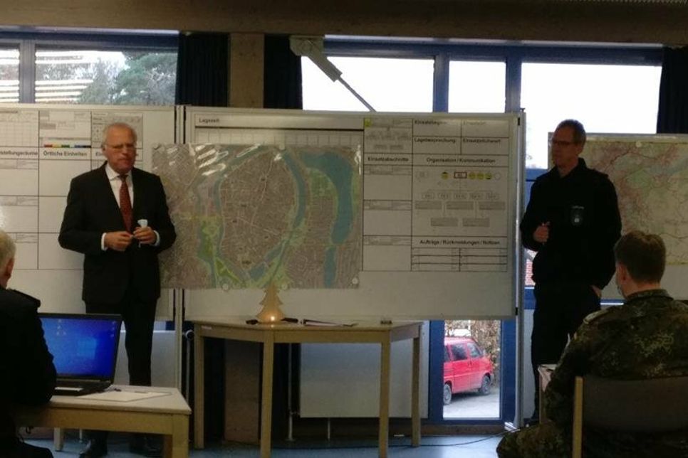 Landrat Sager und Heino Lafrenz (v. lks.) bei der Lageeinweisung an Lagekarte.