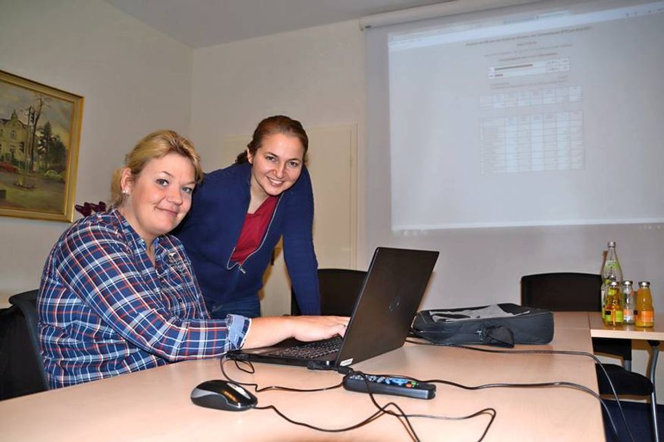 Gesine Muus (li.), Werkleiterin des Kurbetriebes, und Bürgermeisterin Hatice Kara beim Blick auf die Ergebnisse aus den einzelnen Stimmbezirken. (Foto: René Kleinschmidt)