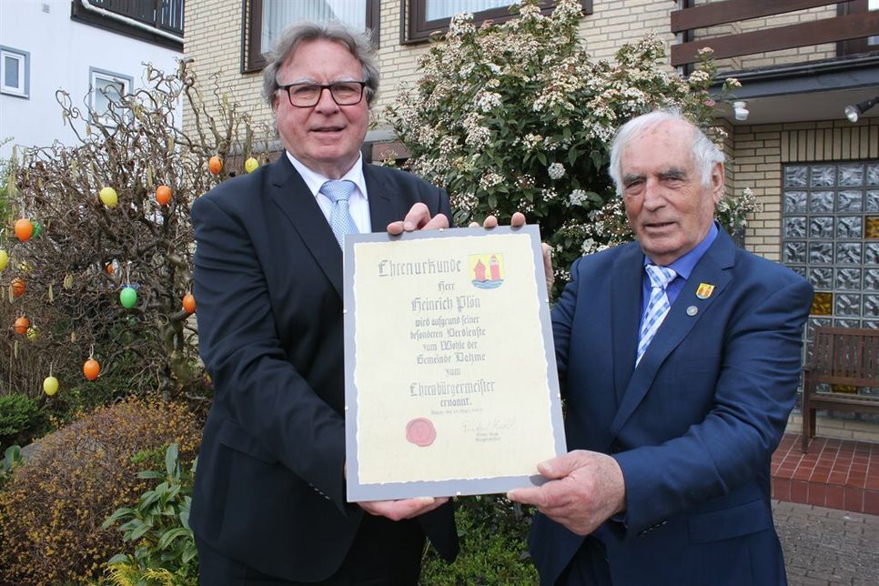 Bürgermeister Dieter Knoll (lks.) überreichte Heinrich Plön die Ehrenurkunde verbunden mit der Ernennung zum Ehrenbürgermeister.