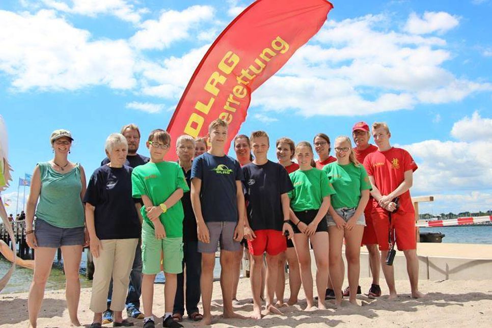 Das DLRG-Team am Strand von Neustadt.