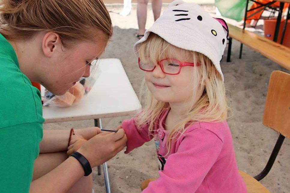 Die kleine Annabelle suchte sich beim Kinderschmincken ein hübsches Motiv für ihren Arm aus.
