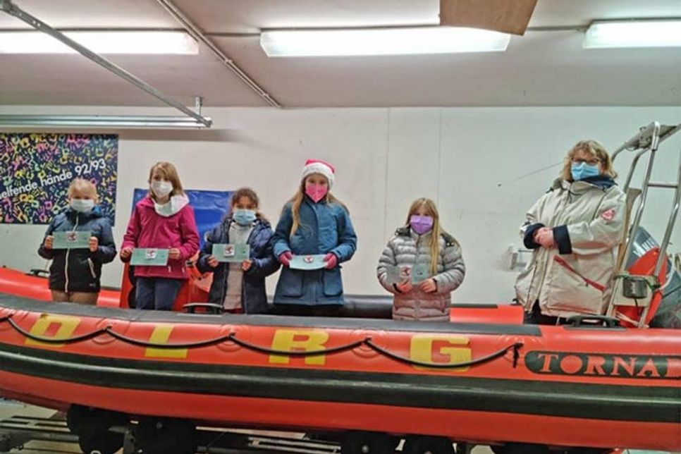 Die neuen Schwimmer Bronze auf dem Motorrettungsboot „Pinguin“