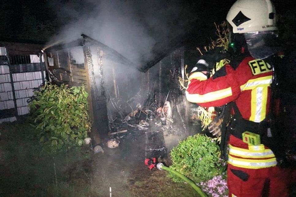 Dieser Gartenschuppen ist nach einem Blitzschlag in Klingberg am Pönitzer See abgebrannt. (Foto: Feuerwehr Pönitz)