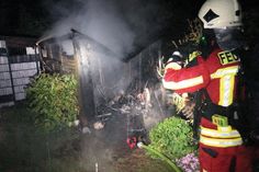 Dieser Gartenschuppen ist nach einem Blitzschlag in Klingberg am Pönitzer See abgebrannt. (Foto: Feuerwehr Pönitz)