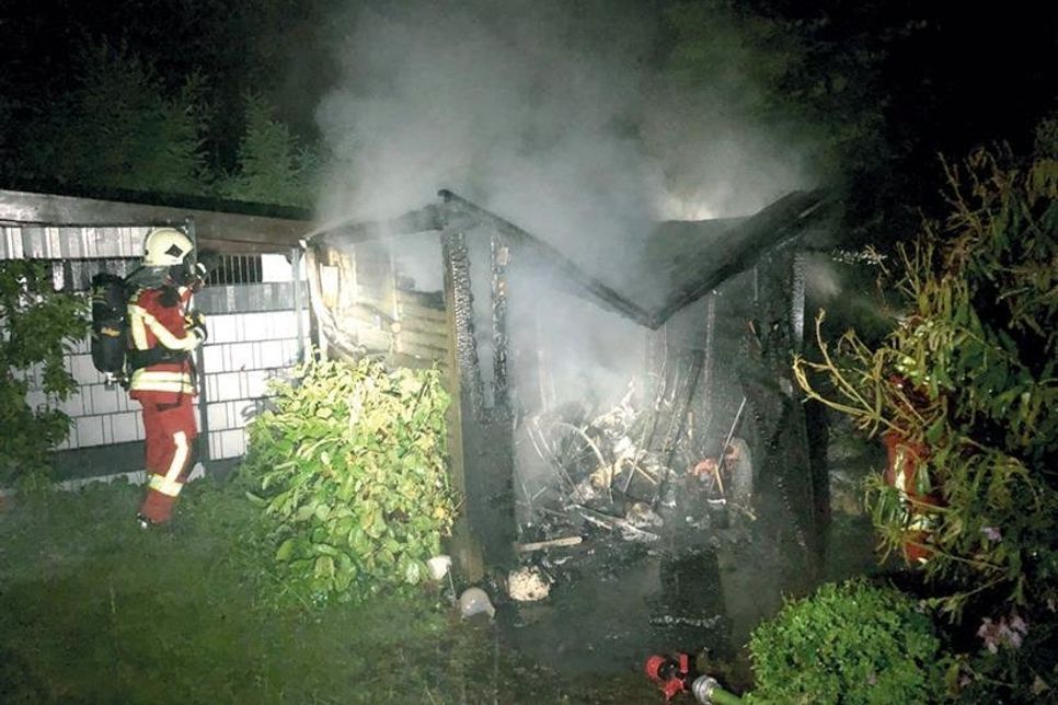 Dieser Gartenschuppen ist nach einem Blitzschlag in Klingberg am Pönitzer See abgebrannt. (Foto: Feuerwehr Pönitz)