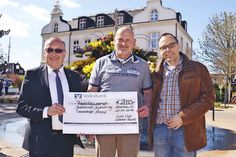 Lions-Präsident Matthias Benkstein (li.) und Activity-Beauftragte Heinz-Jörg Stieglitz (re.) übergeben den symbolischen Scheck in Höhe von 2.000 Euro an Thoralf Kramer, Vorsitzender des Gemeindejugendringes. (Foto: René Kleinschmidt)