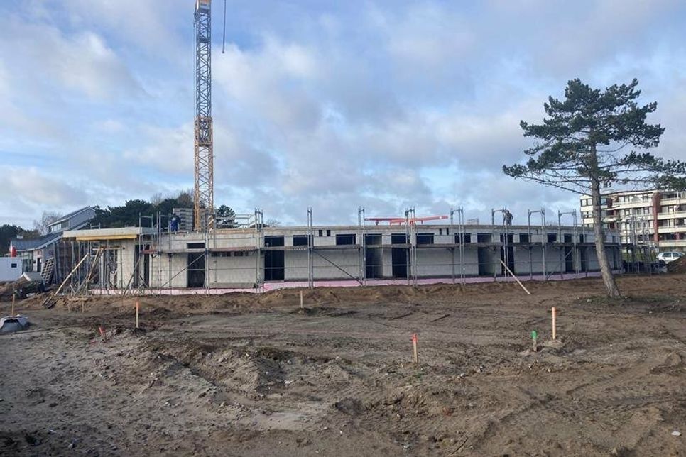 Die Wände des Erdgeschosses der DLRG-Unterkunft/des Hostels wurden allesamt hochgezogen, die Gebäudeform ist nun schon gut zu erkennen.