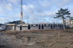Die Wände des Erdgeschosses der DLRG-Unterkunft/des Hostels wurden allesamt hochgezogen, die Gebäudeform ist nun schon gut zu erkennen.