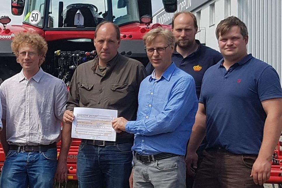 Jan-Christoph  Halske, Hinrich Tamm, Axel Seehusen, Tim-Ole Wulf, Fränk Rickert (v. lks.) mit der Spende für die Landjugend Neustadt.