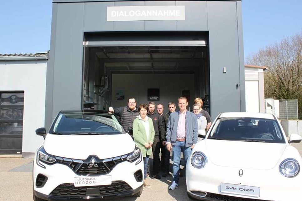 Das Team vom Autohaus Herzog mit Inhaberin Regina Herzog und Geschäftsführer Dennis Herzog (vorne) vor der neuen Dialogannnahme.