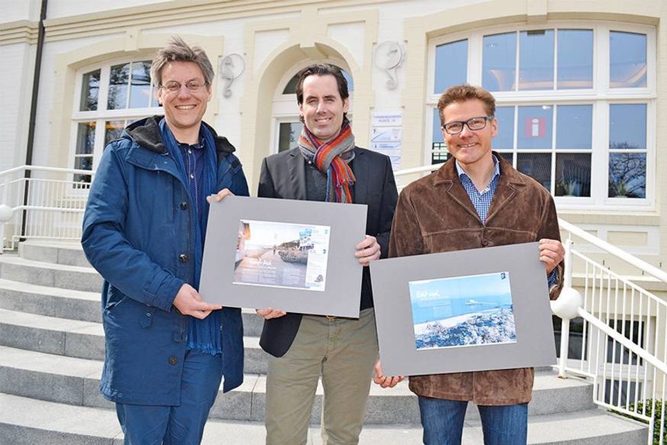André Rosinski (links) von der TALB und Joachim Nitz von der TSNT GmbH zeigen mit Grafiker Henrik Fels (Mitte) erste Entwürfe des neuen Wintermagazins. (Foto: René Kleinschmidt)