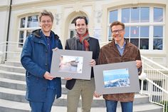 André Rosinski (links) von der TALB und Joachim Nitz von der TSNT GmbH zeigen mit Grafiker Henrik Fels (Mitte) erste Entwürfe des neuen Wintermagazins. (Foto: René Kleinschmidt)
