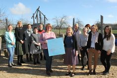 „Gottes Segen“ für Regina Kohlsaat (vorne re.) und ihre Nachfolgerin Katrin Raabe (vorne lks.). Das Team im Hintergrund sorgte mit einer umgedichteten Version von Reinhard Meys „Über den Wolken“ für einen musikalischen Gänsehaut-Moment während der Verabschiedung.