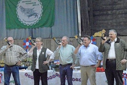 Die Jagdhornbläser gaben das Signal zur Eröffnung der Veranstaltung in der Reithalle von Gut Panker.