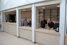 Bürgermeister Harald Behrens, Jürgen Wulf, StrandSPA-Betriebsleiter Christian Wolf und Tischlermeister Dirk Neve (v. lks.) nahmen den neuen Tresenbereich in Augenschein.
