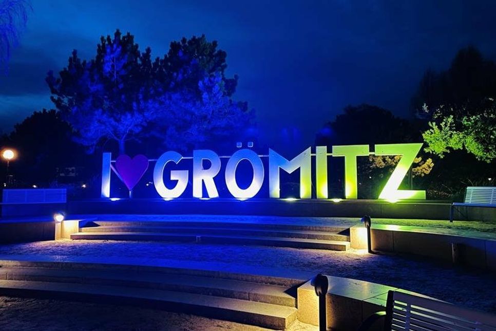 Bis zum 13. März leuchtet es in Grömitz blau-gelb.