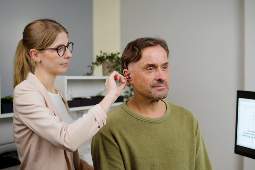 Wer sein Ohren rechtzeitig kontrollieren lässt und bei Bedarf ein Hörgerät nutzt, tut viel für die Sicherheit im Straßenverkehr.