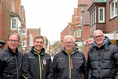 V. r.: Holmer Zastrow (Stadtmarketing Vorsitzender), Elektro Helden Inhaber Thorben Thomsen und Projektleiter Christian Auth sowie Ludwig Askemper (zweiter Vorsitzender des Vereins Stadtmarketing) haben sich für eine stimmungsvolle Weihnachtsbeleuchtung in der Plöner Innenstadt eingesetzt. Engagiert hat sich insbesondere der Fachbetrieb Elektro Helden, denn die Firma hat die Anbringung ehrenamtlich ausgeführt.
