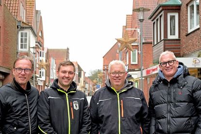 V. r.: Holmer Zastrow (Stadtmarketing Vorsitzender), Elektro Helden Inhaber Thorben Thomsen und Projektleiter Christian Auth sowie Ludwig Askemper (zweiter Vorsitzender des Vereins Stadtmarketing) haben sich für eine stimmungsvolle Weihnachtsbeleuchtung in der Plöner Innenstadt eingesetzt. Engagiert hat sich insbesondere der Fachbetrieb Elektro Helden, denn die Firma hat die Anbringung ehrenamtlich ausgeführt.
