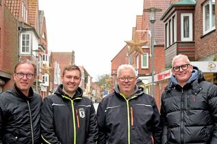 V. r.: Holmer Zastrow (Stadtmarketing Vorsitzender), Elektro Helden Inhaber Thorben Thomsen und Projektleiter Christian Auth sowie Ludwig Askemper (zweiter Vorsitzender des Vereins Stadtmarketing) haben sich für eine stimmungsvolle Weihnachtsbeleuchtung in der Plöner Innenstadt eingesetzt. Engagiert hat sich insbesondere der Fachbetrieb Elektro Helden, denn die Firma hat die Anbringung ehrenamtlich ausgeführt.