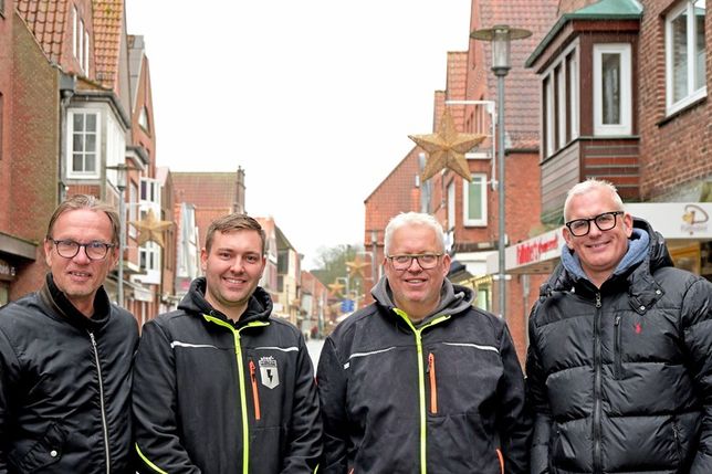 V. r.: Holmer Zastrow (Stadtmarketing Vorsitzender), Elektro Helden Inhaber Thorben Thomsen und Projektleiter Christian Auth sowie Ludwig Askemper (zweiter Vorsitzender des Vereins Stadtmarketing) haben sich für eine stimmungsvolle Weihnachtsbeleuchtung in der Plöner Innenstadt eingesetzt. Engagiert hat sich insbesondere der Fachbetrieb Elektro Helden, denn die Firma hat die Anbringung ehrenamtlich ausgeführt.