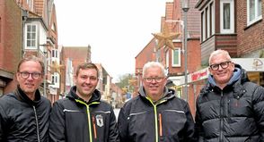 V. r.: Holmer Zastrow (Stadtmarketing Vorsitzender), Elektro Helden Inhaber Thorben Thomsen und Projektleiter Christian Auth sowie Ludwig Askemper (zweiter Vorsitzender des Vereins Stadtmarketing) haben sich für eine stimmungsvolle Weihnachtsbeleuchtung in der Plöner Innenstadt eingesetzt. Engagiert hat sich insbesondere der Fachbetrieb Elektro Helden, denn die Firma hat die Anbringung ehrenamtlich ausgeführt.