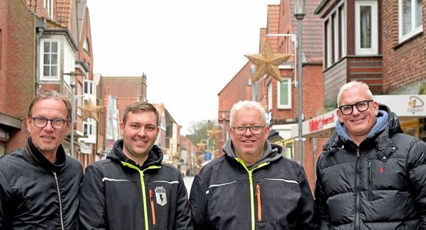 V. r.: Holmer Zastrow (Stadtmarketing Vorsitzender), Elektro Helden Inhaber Thorben Thomsen und Projektleiter Christian Auth sowie Ludwig Askemper (zweiter Vorsitzender des Vereins Stadtmarketing) haben sich für eine stimmungsvolle Weihnachtsbeleuchtung in der Plöner Innenstadt eingesetzt. Engagiert hat sich insbesondere der Fachbetrieb Elektro Helden, denn die Firma hat die Anbringung ehrenamtlich ausgeführt.