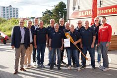 In Feierstimmung: Neustadts Bürgermeister Mirko Spieckermann, Stephan Reil vom Tourismus-Service Neustadt-Pelzerhaken-Rettin, Rheda-Wiedenbrücks Bürgermeister Theo Mettenborg (v. lks.), die Mitglieder der Oldie Wache und Alexander Paffrath (re.), Einsatzleiter im DLRG-Präsidium.