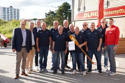 In Feierstimmung: Neustadts Bürgermeister Mirko Spieckermann, Stephan Reil vom Tourismus-Service Neustadt-Pelzerhaken-Rettin, Rheda-Wiedenbrücks Bürgermeister Theo Mettenborg (v. lks.), die Mitglieder der Oldie Wache und Alexander Paffrath (re.), Einsatzleiter im DLRG-Präsidium.