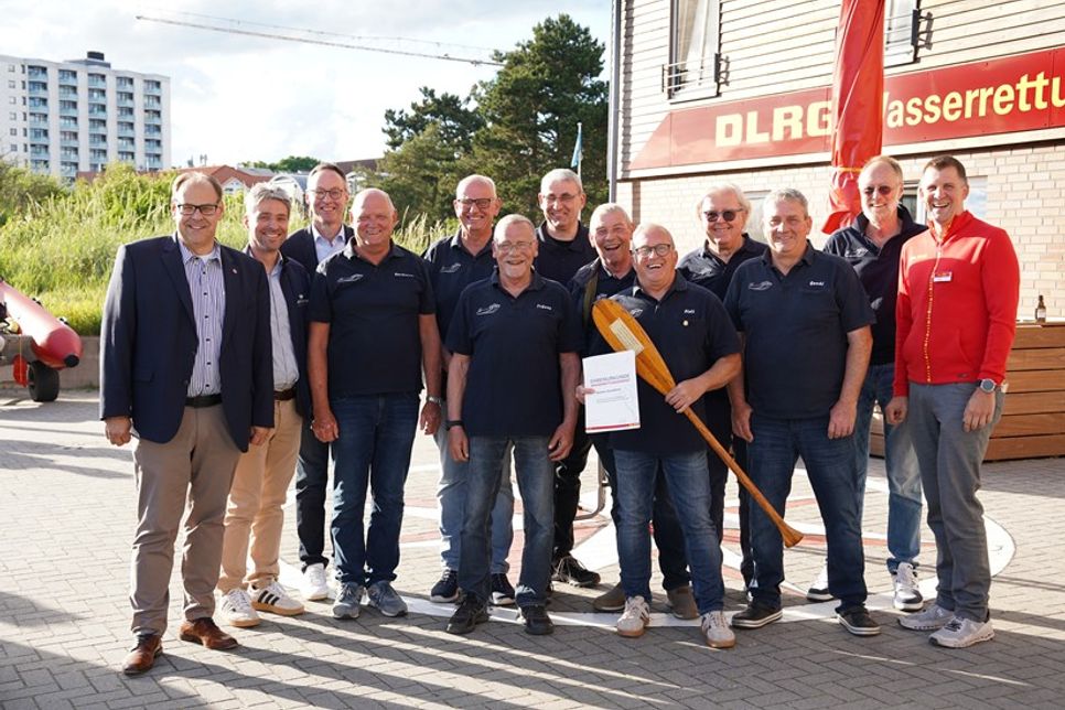 In Feierstimmung: Neustadts Bürgermeister Mirko Spieckermann, Stephan Reil vom Tourismus-Service Neustadt-Pelzerhaken-Rettin, Rheda-Wiedenbrücks Bürgermeister Theo Mettenborg (v. lks.), die Mitglieder der Oldie Wache und Alexander Paffrath (re.), Einsatzleiter im DLRG-Präsidium.