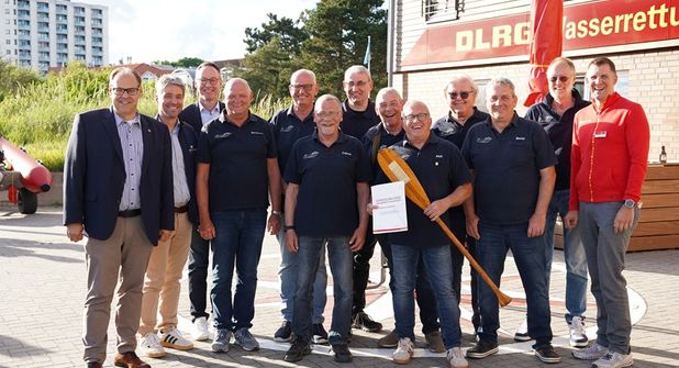 In Feierstimmung: Neustadts Bürgermeister Mirko Spieckermann, Stephan Reil vom Tourismus-Service Neustadt-Pelzerhaken-Rettin, Rheda-Wiedenbrücks Bürgermeister Theo Mettenborg (v. lks.), die Mitglieder der Oldie Wache und Alexander Paffrath (re.), Einsatzleiter im DLRG-Präsidium.