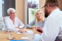 2025 gibt es für alle Pflegeleistungen mehr Geld von den Kassen. Welche sinnvoll sind und wie man sie am besten kombiniert, kann eine Pflegeberatung klären. (Foto: DJD/compass private pflegeberatung)