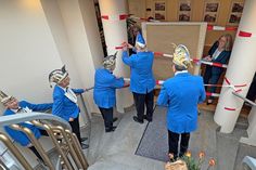 Beim Rathaussturm musste sich der Elferrat durch die Flatterband-Absperrung kämpfen.