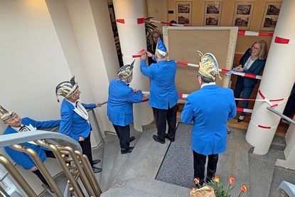 Beim Rathaussturm musste sich der Elferrat durch die Flatterband-Absperrung kämpfen.