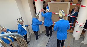 Beim Rathaussturm musste sich der Elferrat durch die Flatterband-Absperrung kämpfen.