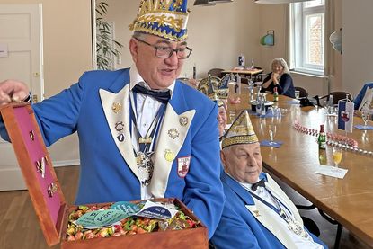 Vizepräsident und „Rosenkavalier“ Frank Flemke schenkte Bürgermeisterin Mira Radünzel Blumen. Aus ihren Händen übernahm er auch die symbolische Stadtkasse – dieses Mal nicht leer, sondern wenigstens mit Süßigkeiten gefüllt.