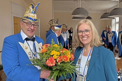 Vizepräsident und „Rosenkavalier“ Frank Flemke schenkte Bürgermeisterin Mira Radünzel Blumen. Aus ihren Händen übernahm er auch die symbolische Stadtkasse – dieses Mal nicht leer, sondern wenigstens mit Süßigkeiten gefüllt.