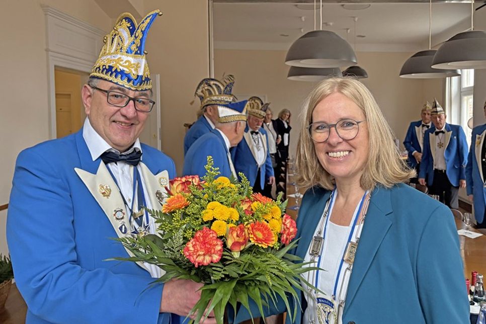 Vizepräsident und „Rosenkavalier“ Frank Flemke schenkte Bürgermeisterin Mira Radünzel Blumen. Aus ihren Händen übernahm er auch die symbolische Stadtkasse – dieses Mal nicht leer, sondern wenigstens mit Süßigkeiten gefüllt.