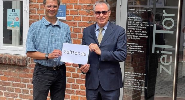 Museumsleiter Dr. Frank Wilschewski (lks.) erhält offiziell die gespendete Domain von Arne Maus.