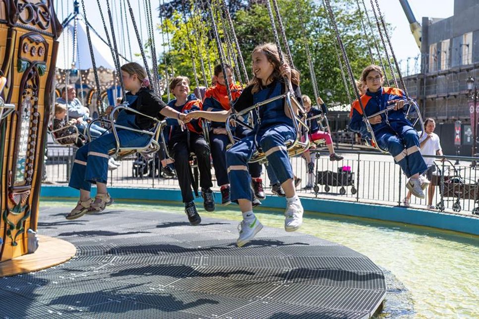 Die Jugendlichen nutzten die Gelegenheit, den Park zu erkunden und die zahlreichen Attraktionen auszuprobieren.