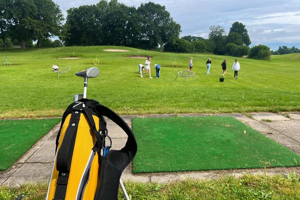 Das Jugendgolfcamp in Grömitz war ein voller Erfolg und bot den Teilnehmern eine wertvolle Gelegenheit, ihre Golfkenntnisse und -fähigkeiten zu verbessern.