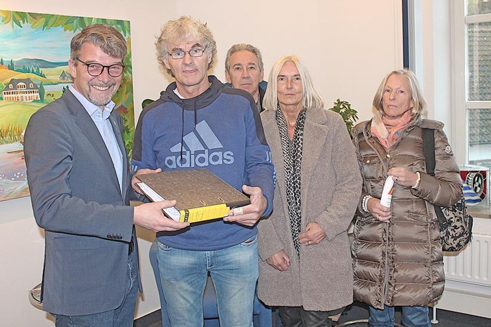 Am vergangenen Freitagvormittag nahm Malentes Bürgermeister Heiko Godow (li.) den Unterschriftenordner vom Initiator des Bürgerbegehrens für den Erhalt der Turnhalle in der Malenter Ringstraße, Markus Borchardt (2.v.li.), entgegen. Ralf Bokelmann, Birgit Borchardt und Roswitha Münster gehören zum Team, das die Unterschriften erfolgreich sammelte. Rund 1500 Signaturen sind zusammengekommen