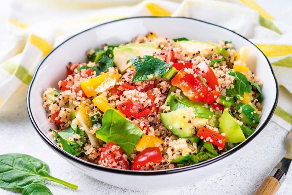 Beim Intervallfasten ist es wichtig, auf eine basische Ernährung mit viel Obst, Gemüse und Salaten zu achten.