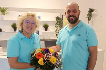 Mark Kriedemann eröffnete im Januar das Sanitätshaus Neustadt. Seine Mitarbeiterin Christa Grümmer ist ab Februar Ansprechpartnerin unter anderem zum Anpassen der Kompressionsware.